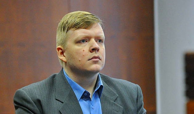 Obří razie v bitcoinové kauze. Jiřikovský chtěl utéct, schovával se na střeše