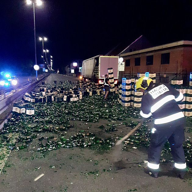 V Lahovicích havaroval kamion s pivními přepravkami, silnici zasypaly rozbité lahve