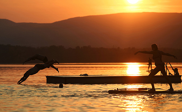 Česko má za sebou tropickou noc. Vlna veder vrcholí, přijdou ale i bouřky