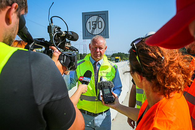 Stopadesátkou po dálnici na podzim. ŘSD už osazuje na D3 nové dopravní značení
