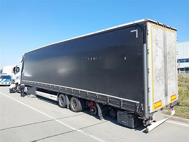 Kamion kličkoval po D2, chybělo mu kolo. Řidič myslel, že „to nějak dojede“