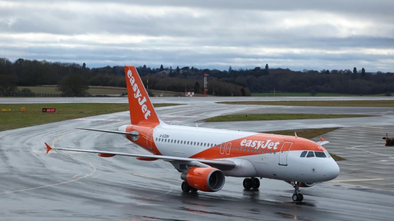 Srážka letadel v Británii: Přišla o část křídel. Svědci popsali hlasitou ránu i následný chaos