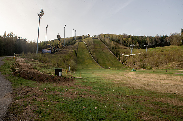 Harrachov po měsíci zastavil opravu skokanského můstku, kvůli při se Svazem lyžařů