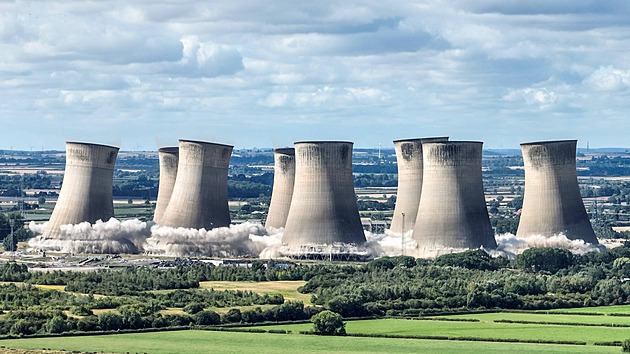 VIDEO: Během rekordního odstřelu šlo k zemi osm věží. Kamera byla i uvnitř