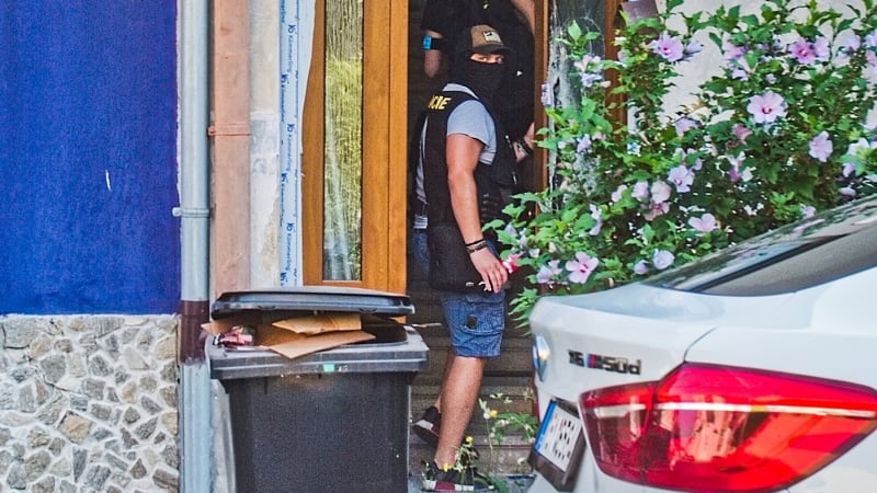 Jiřikovského přivezli v poutech do Brna. Maskovaní policisté od něj drželi novináře dál