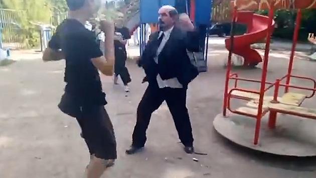 Výrostci v Rusku zmlátili na hřišti  Leninova dvojníka, video bitky řeší policie