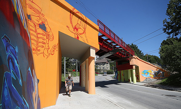 Jihlavu šokuje „cirkus v hlavě“. Správa železnic nechala pomalovat opravený most