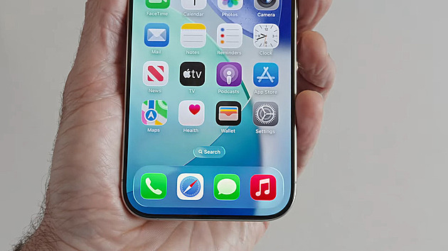 Apple pořád nemá AI pod palcem. Musí si pomáhat s ChatGPT a ztrácí odborníky