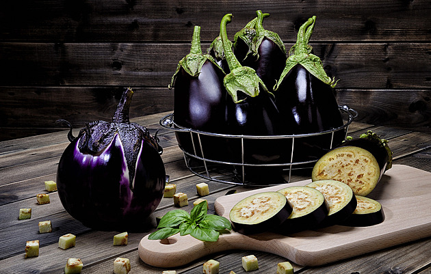 Elegantní hvězda nejen středomořské kuchyně. Šťavnatý lilek v hlavní roli