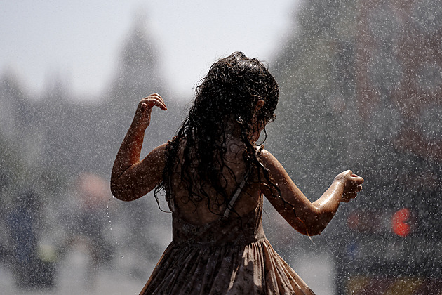 Po tropické noci trýznivá horka končí. Přijdou bouřky s přívalovým deštěm