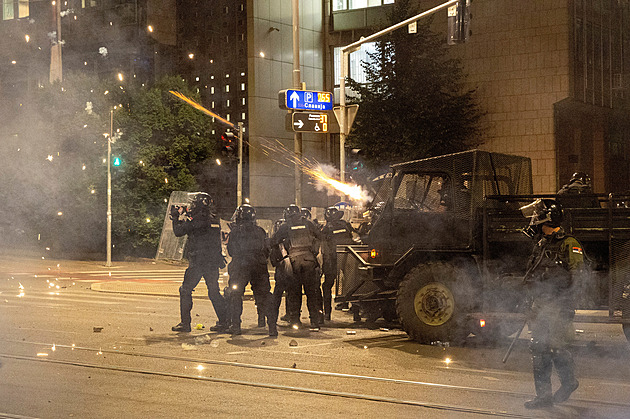 Krev, plameny a slzný plyn v ulicích Bělehradu. Srbské nepokoje eskalují