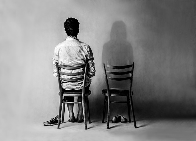 Židle, muž a stín. Budějovická fotografka uspěla mezi desetitisíci snímky z celého světa