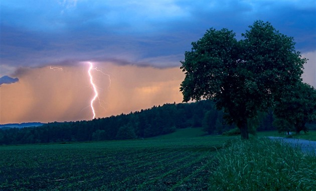 Jihozápad Čech zasáhly silné bouře, budou postupovat přes Vysočinu na Moravu