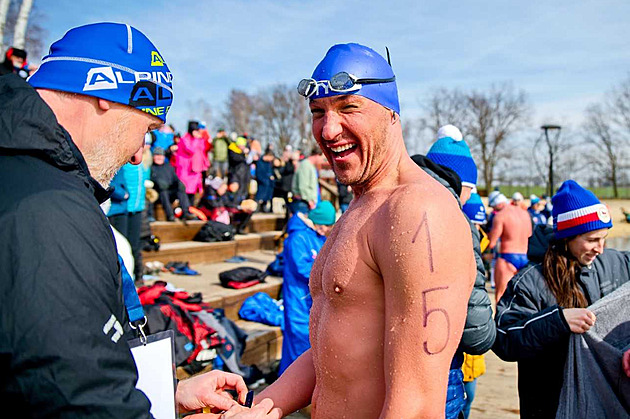 Neuměl plavat. Teď chce pokořit kanál La Manche pro sebe i nemocnou dívku