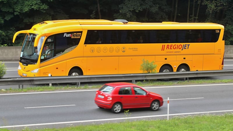 Cestující prosili opilého řidiče RegioJetu, aby zastavil. Na dálnici D7 ujížděl policistům