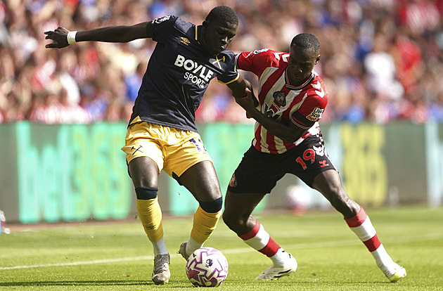 ONLINE: Dioufův hořký debut, West Ham vycvičil nováček. Do akce se chystá City