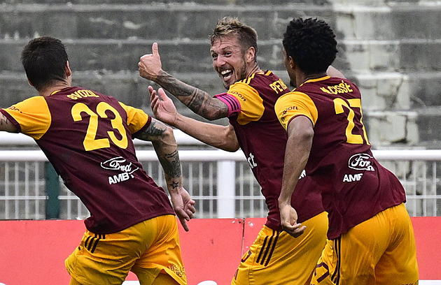 ONLINE: Dukla - Plzeň 2:0, favorizovaní hosté dál strádají, penaltu dává Čermák