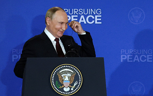 Ukončíme ofenzivu, když se Kyjev stáhne z Doněcké oblasti, řekl Putin Trumpovi