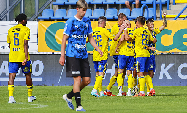 ONLINE: Olomouc - Zlín 0:0, nováček hraje v deseti, červenou kartu vidí Černín