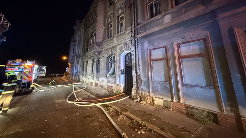 V Duchcově hoří třípatrový dům. Hasiči evakuovali okolní budovy, dva lidi zachránili ze střechy