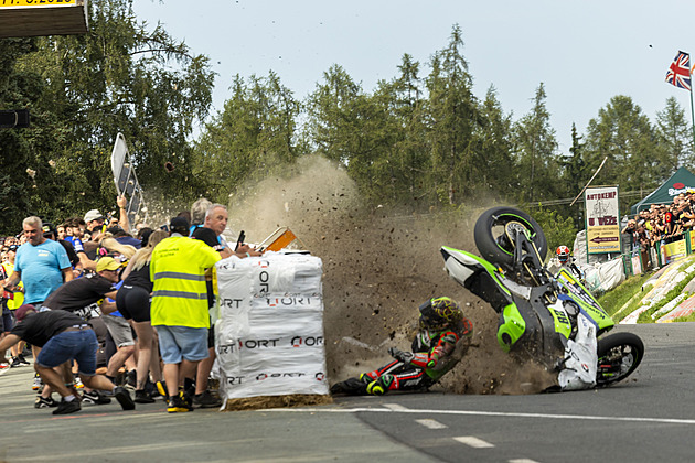 Hořice zase žily motorkami. Podívejte se na největší držkopád víkendu