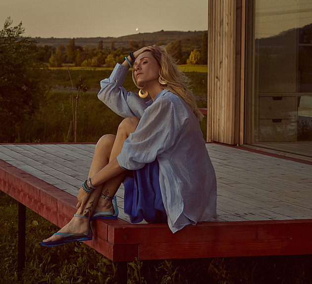 Vzlétněte na křídlech svobody a dálek. Odstíny modré vás zcela pohltí