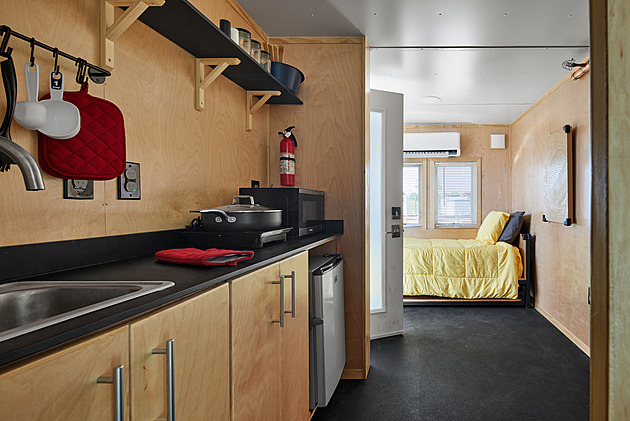 Dostupné bydlení. Moderní kontejner má koupelnu i kuchyň a nabízí důstojný život