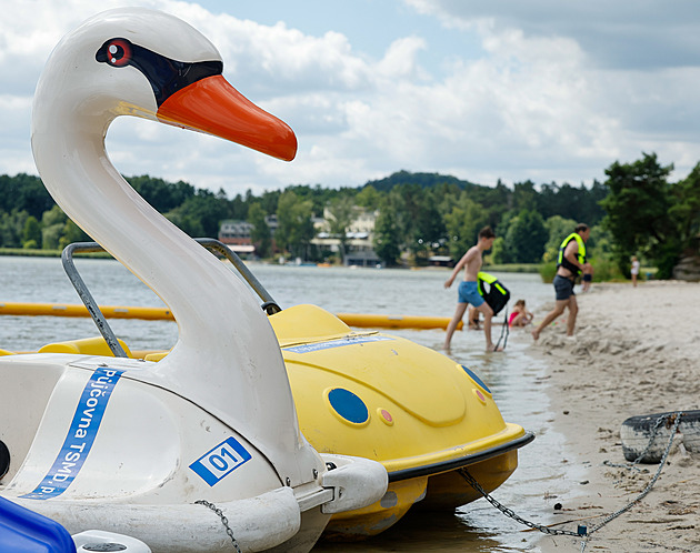 Retro dovolená s příchutí sinic. Na Máchově jezeře se zastavil čas