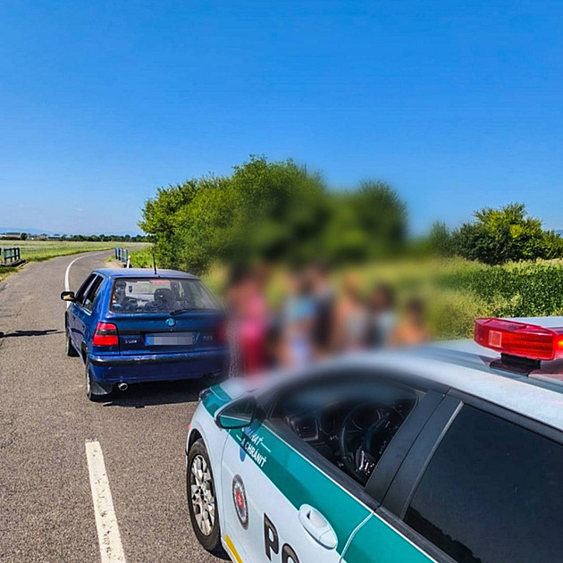 Kolik lidí se vejde do felicie? Slovenskou policii šokoval rekordní počet pasažérů