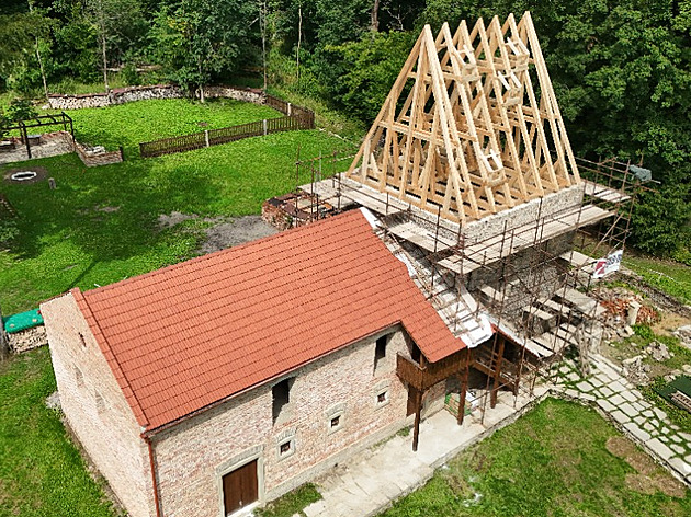 Střecha věže bývalé tvrze vzniká na základě historických fotografií