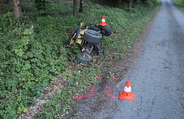 Dva mladíci přetočili v lese čtyřkolku. Jeden zemřel, druhého odvezl vrtulník