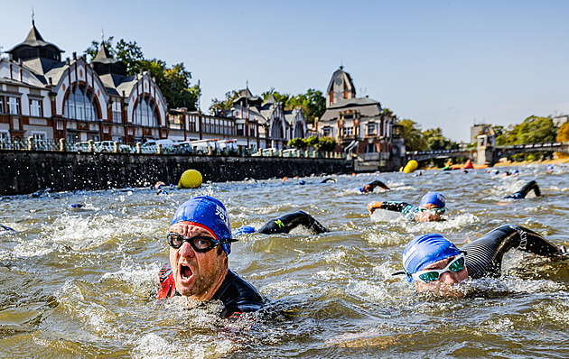 Extrémní triatlon i vodní show na Labi. Druhý hradecký Ironman vrcholí
