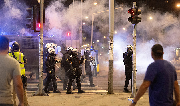 V Srbsku zapálili kancelář Vučičovy strany, násilí se vymyká kontrole