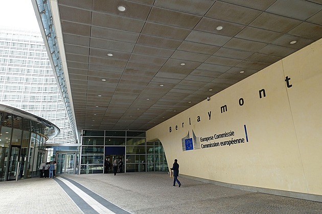 Rozpočtový výkop se Bruselu moc nepovedl. Čelí kritice kvůli škrtům i novým daním