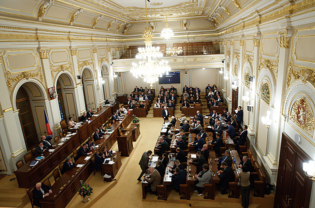 „Nejchytřejší Čech“ i příbuzní slavných. Kdo chce do Sněmovny z konců kandidátek