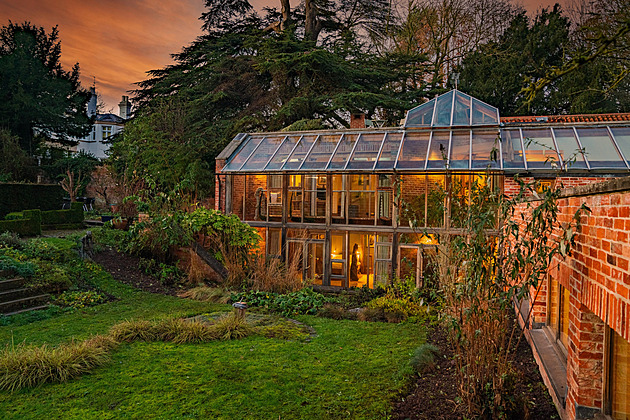 Myslíte si, že je to skleník? Podívejte se dovnitř neuvěřitelného domu