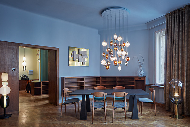 Byt po geniálním umělci v pražském domě Diamant rozzářila skvělá světla