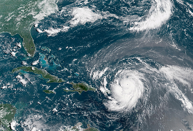 Hurikán Erin přinesl tropickou bouři na Bahamy, na pobřeží USA zvedne vlny