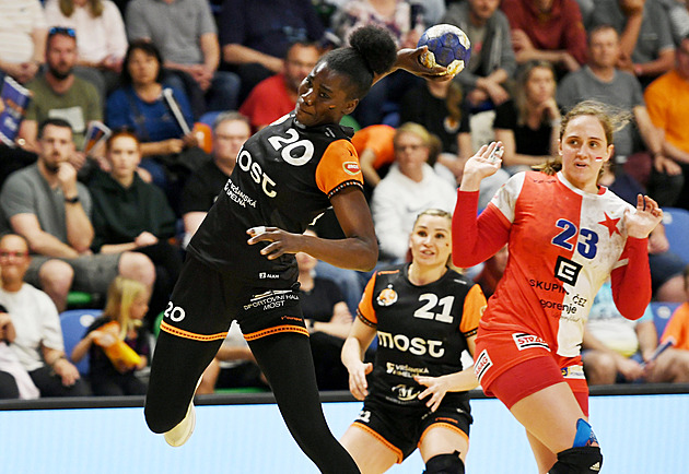 Jen napsala, že už nepřijede. Angolská házenkářka nebude dál hrát za Most