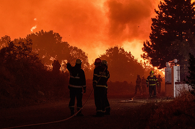 Čeští hasiči se vrátili z Řecka, pomohli zastavit ničivý požár u Atén