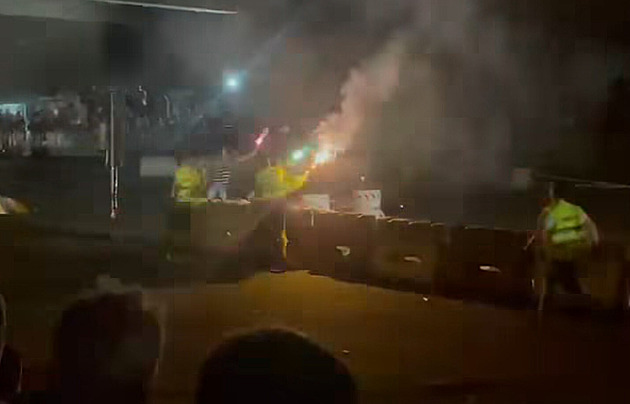 Sekuriťák při Barum rally brutálně napadl fanouška, který se světlicí vběhl k trati