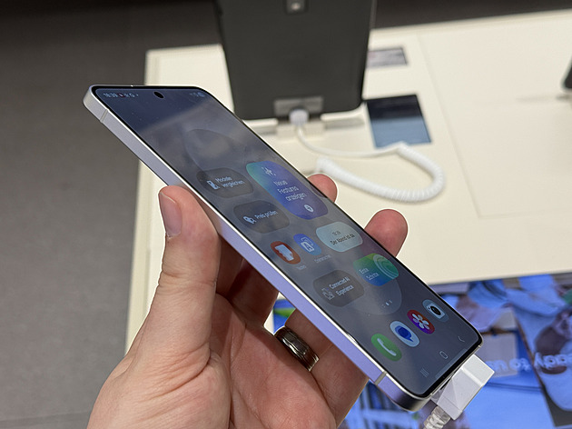 Supertenký mobil se začíná prodávat v Česku. A hned s velkou slevou