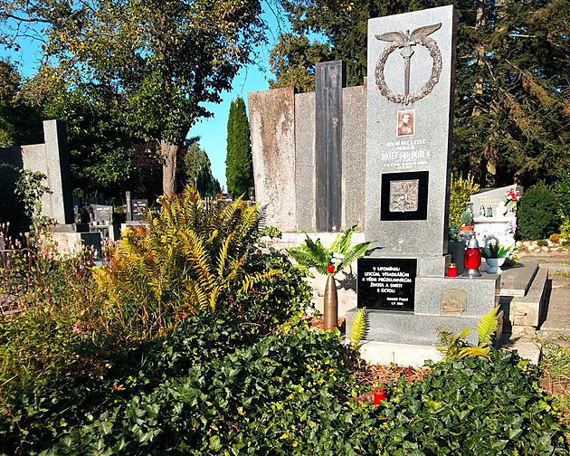 Umělec adoptoval hrob prvorepublikového letce. Zajímají mě lidské příběhy, říká