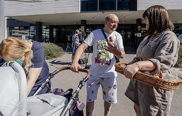 Maláčová rozdávala před úřadem práce koláče. Zájem nebyl, bude dávat jablka