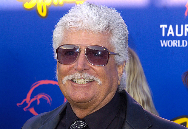 Muž v plamenech. Zemřel kaskadér Ronnie Rondell, známý z obalu alba Pink Floyd