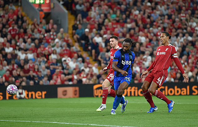 Muže podezřelého z rasistických urážek na Anfieldu podmínečně propustili