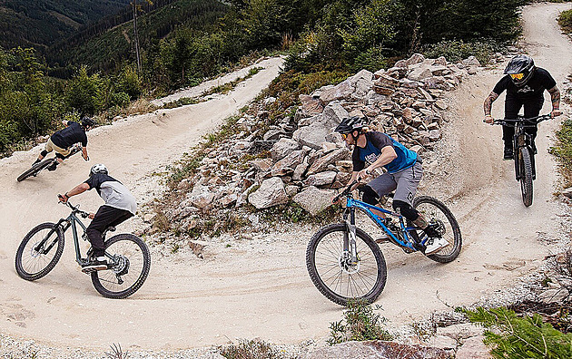 Záchranka jezdí stále častěji pro zraněné na traily. Ať to platí provozovatel, žádá kraj