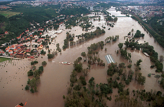 Povodně 2002 smetly Prahu. Symbolem tragických záplav je metro a zoo