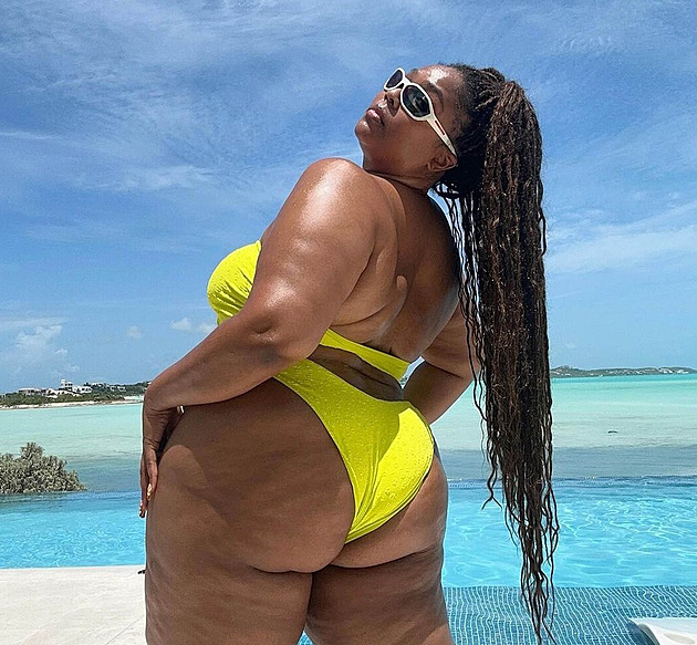 Léto přeje tuku na zádech, vtipkuje raperka Lizzo a ukázala své křivky