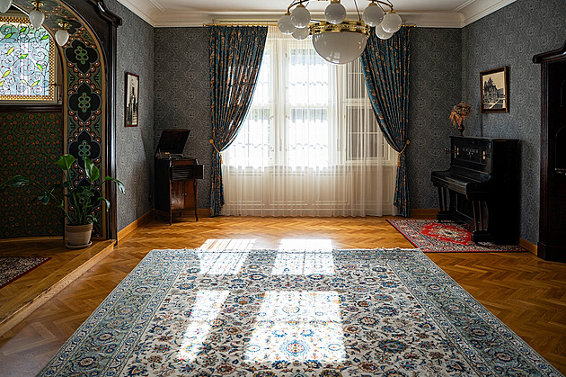 Vzácné koberce, mistrovský nábytek. Skvostnou Grossmannovu vilu odívají do luxusu